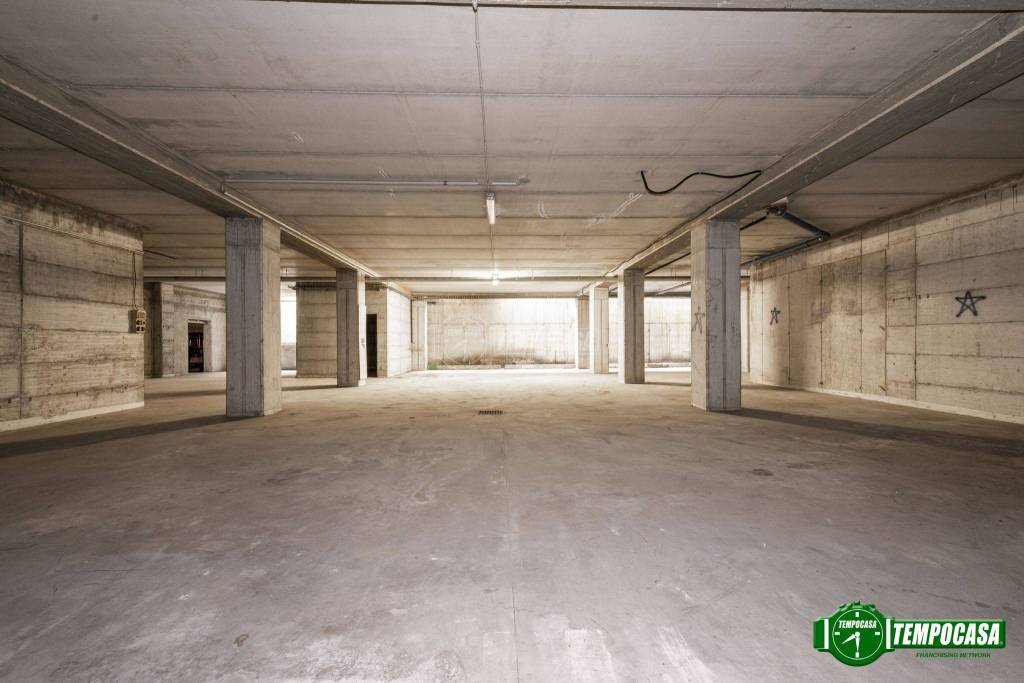 locale commerciale in vendita a Nova Milanese