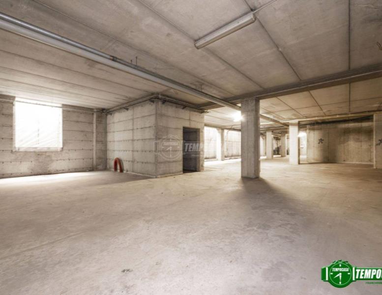 locale commerciale in vendita a Nova Milanese