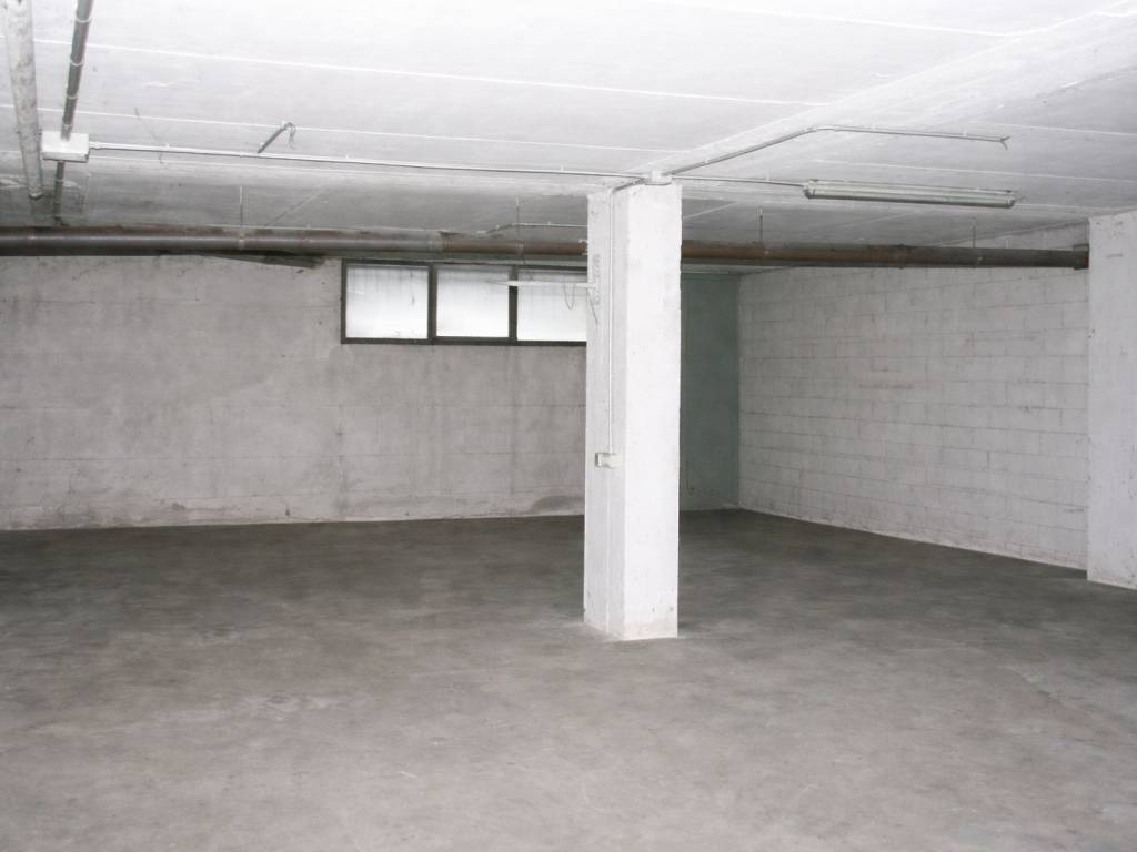 locale di sgombero in vendita a Nova Milanese