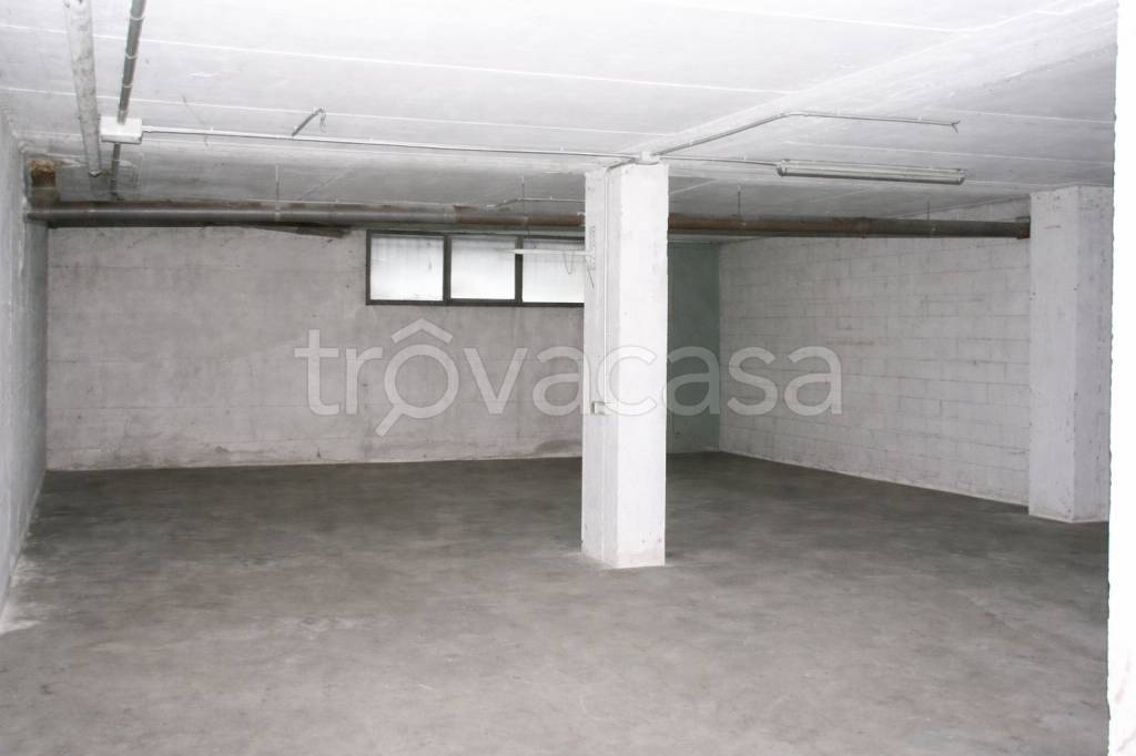 locale commerciale in vendita a Nova Milanese