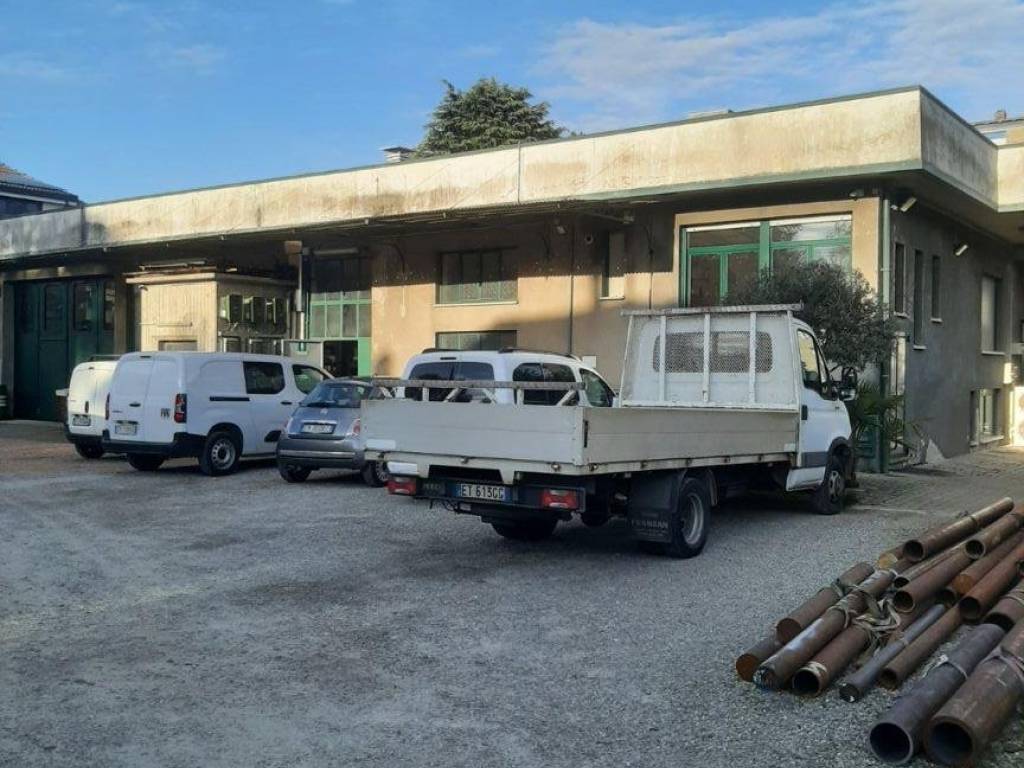 locale commerciale in vendita a Nova Milanese