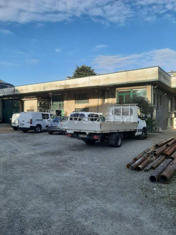 locale commerciale in vendita a Nova Milanese
