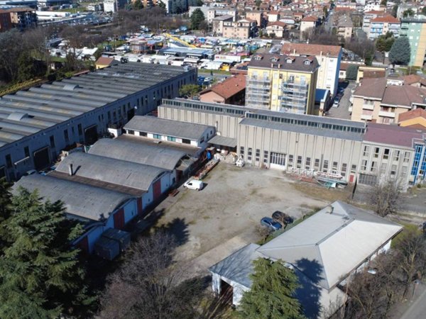 locale commerciale in vendita a Nova Milanese