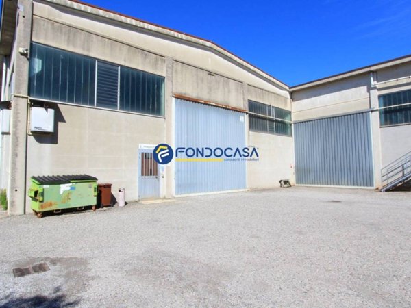 locale commerciale in vendita ad Ornago