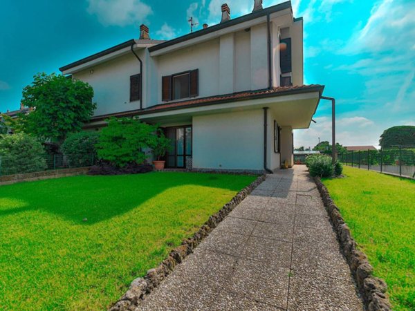 casa indipendente in vendita ad Ornago in zona Rossino
