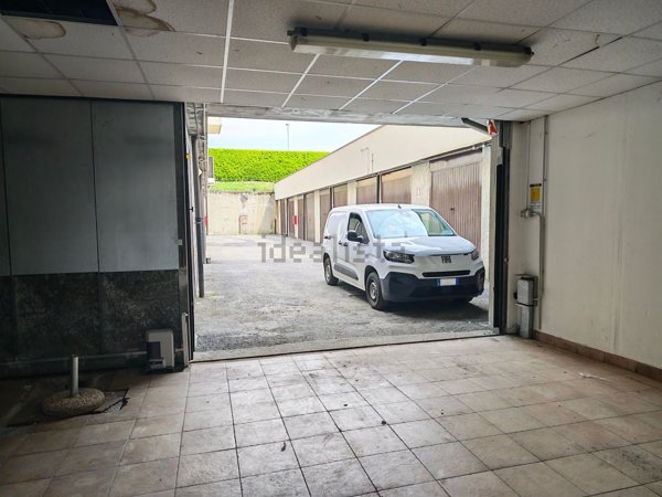 locale commerciale in vendita ad Ornago