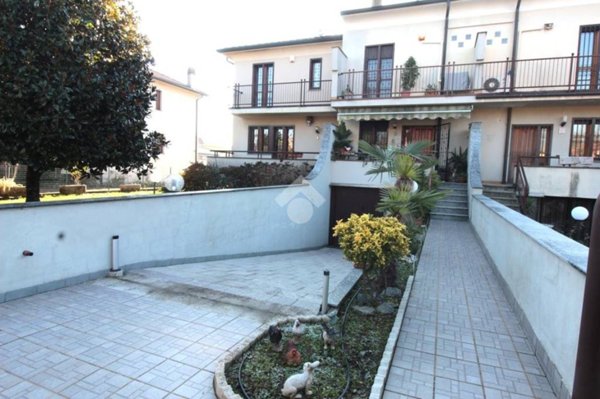 casa indipendente in vendita ad Ornago in zona Rossino