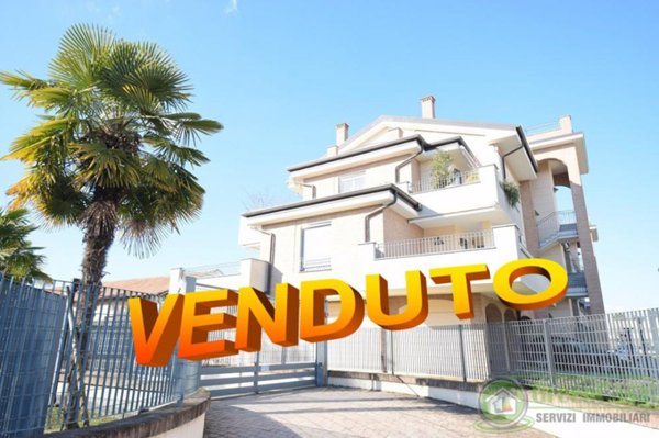 appartamento in vendita ad Ornago in zona Rossino