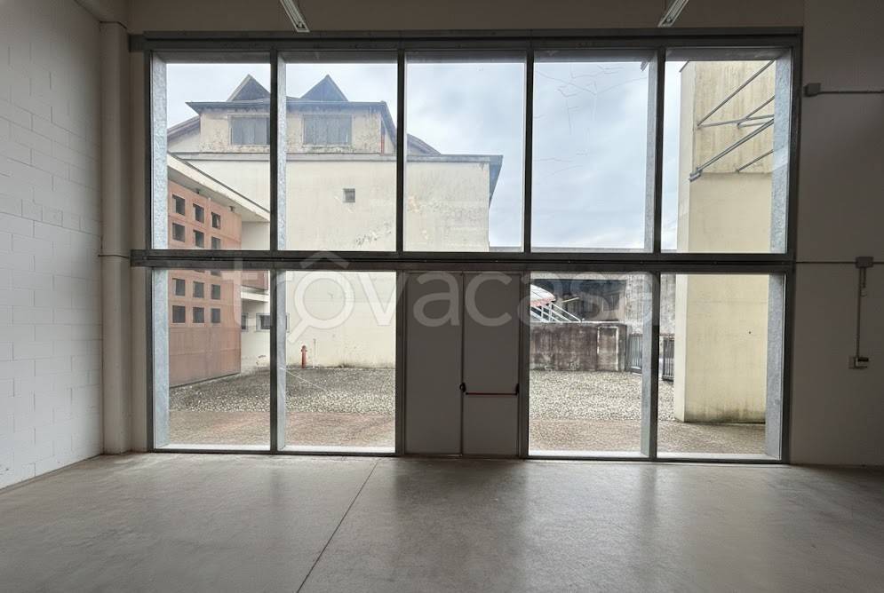 locale commerciale in vendita a Renate