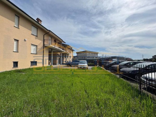 locale commerciale in vendita a Ronco Briantino