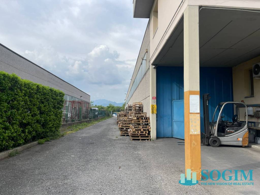 locale commerciale in vendita a Ronco Briantino