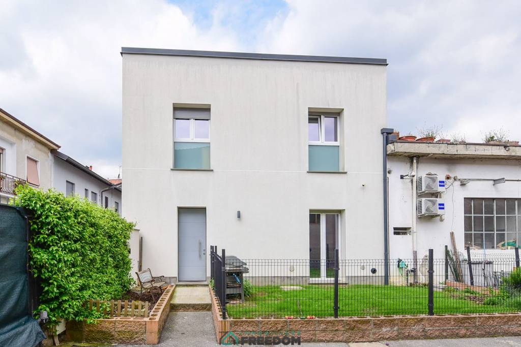casa indipendente in vendita a Seregno