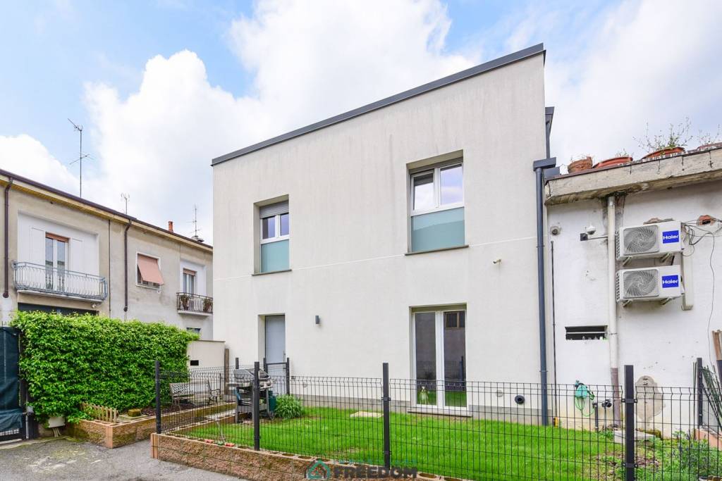 casa indipendente in vendita a Seregno