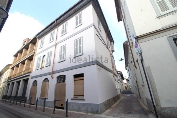 locale commerciale in vendita a Seregno