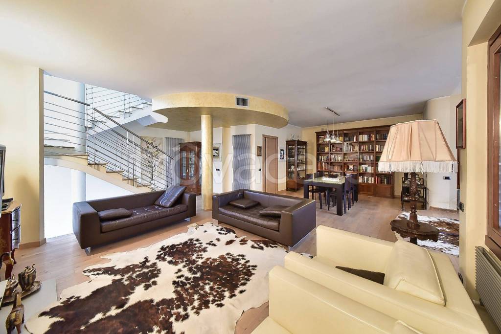 casa indipendente in vendita a Seregno