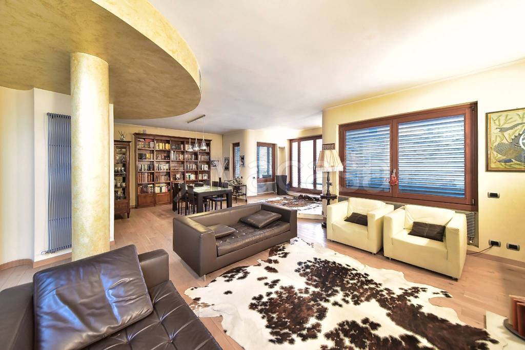 casa indipendente in vendita a Seregno