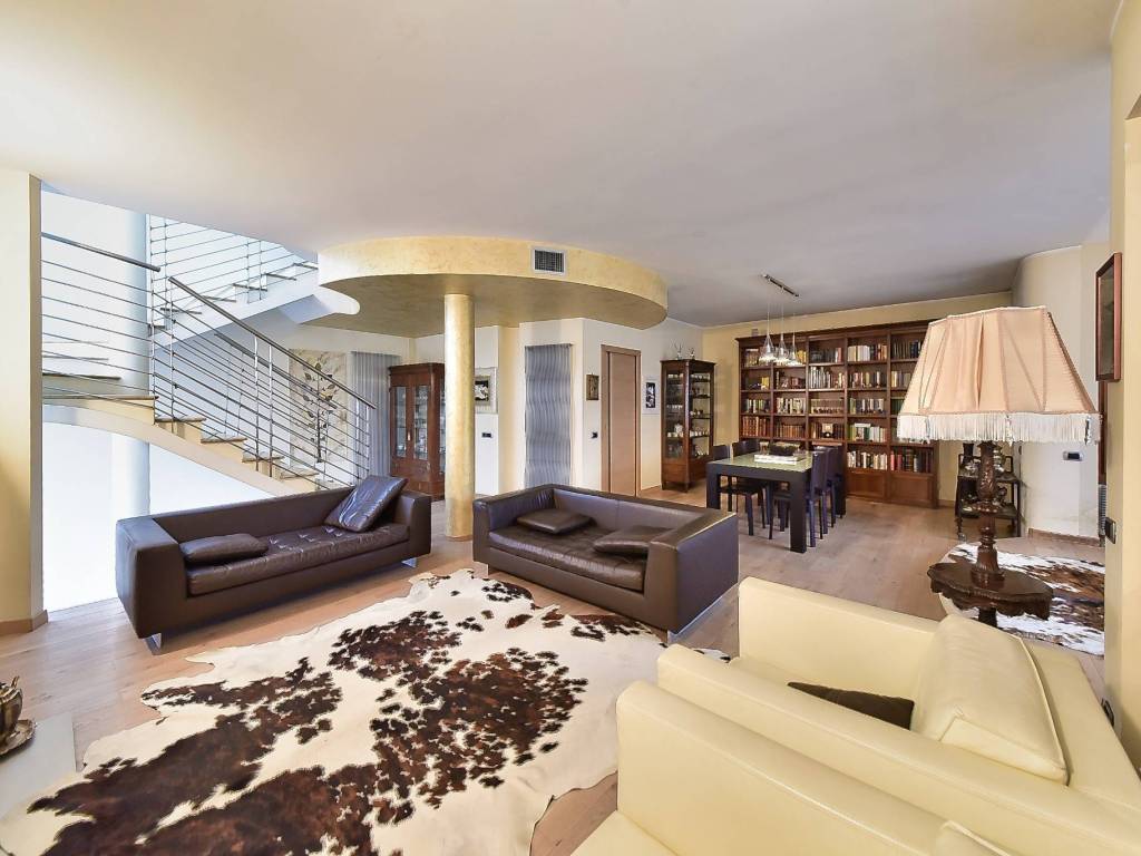 casa indipendente in vendita a Seregno