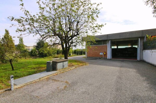locale commerciale in vendita a Seregno