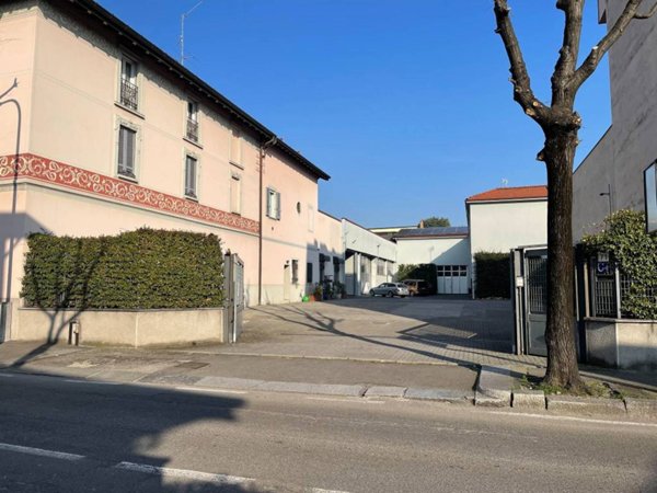 locale commerciale in vendita a Seregno