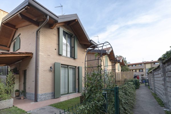casa indipendente in vendita a Seregno