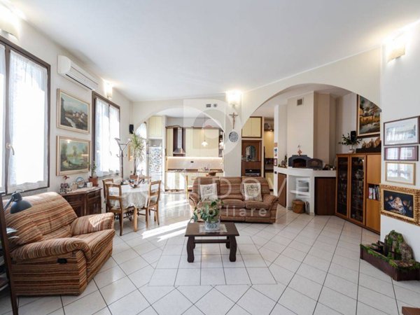 casa indipendente in vendita a Seregno