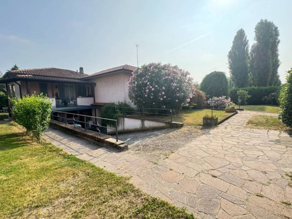 casa indipendente in vendita a Seregno