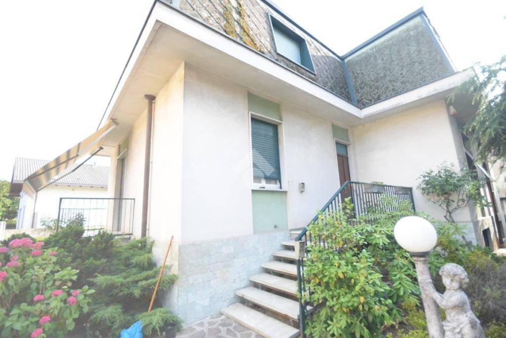 casa indipendente in vendita a Seregno