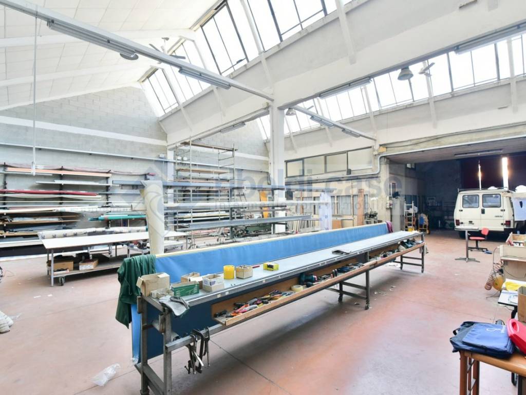 capannone in vendita a Seregno