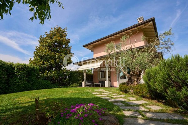 casa indipendente in vendita a Seregno