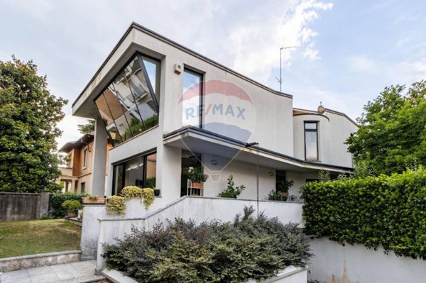 casa indipendente in vendita a Seregno