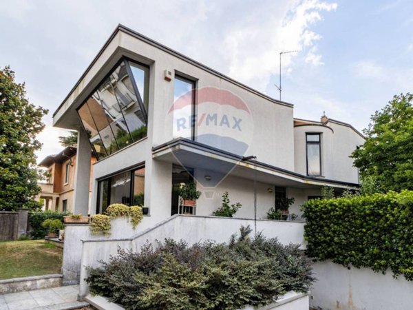 casa indipendente in vendita a Seregno