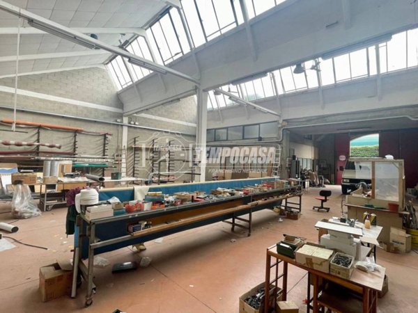 locale commerciale in vendita a Seregno