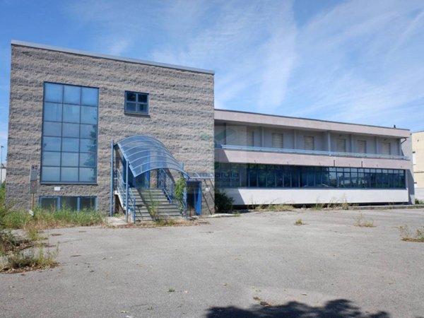 locale commerciale in vendita a Seregno
