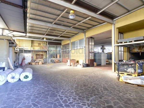 locale commerciale in vendita a Seregno