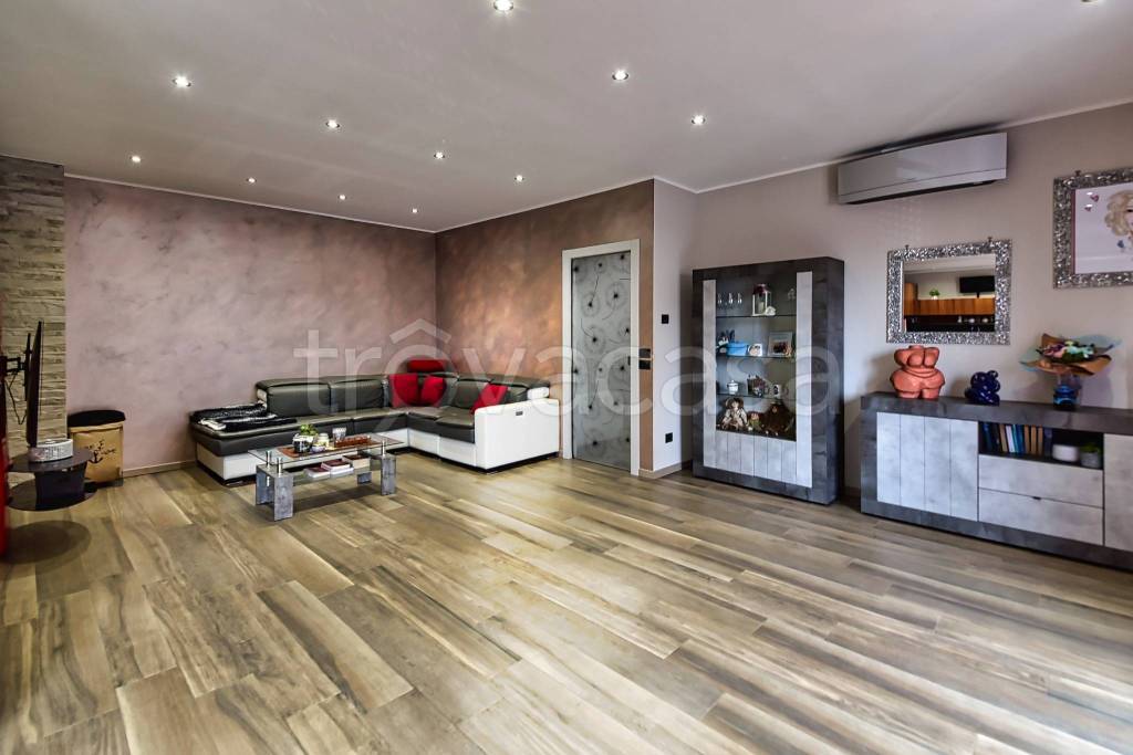 casa indipendente in vendita a Seregno