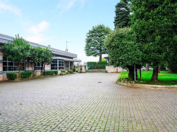 locale commerciale in vendita a Seregno