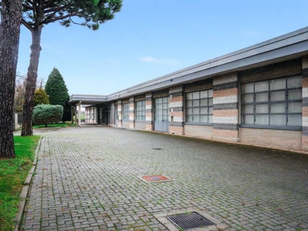 locale commerciale in vendita a Seregno