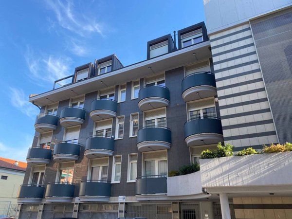 locale commerciale in vendita a Seregno