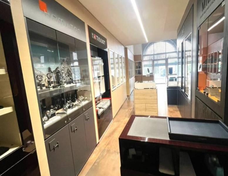 negozio in vendita a Seregno