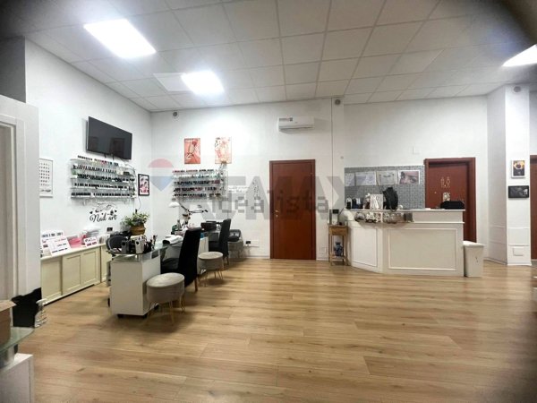 locale commerciale in vendita a Seregno