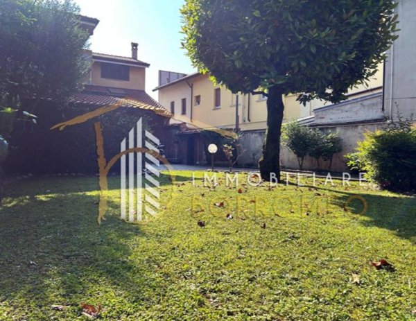 casa indipendente in vendita a Seregno