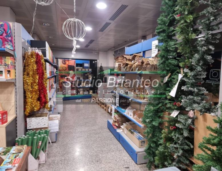 locale commerciale in vendita a Seregno