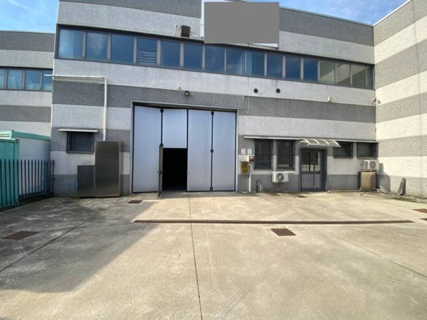 locale commerciale in vendita a Seregno