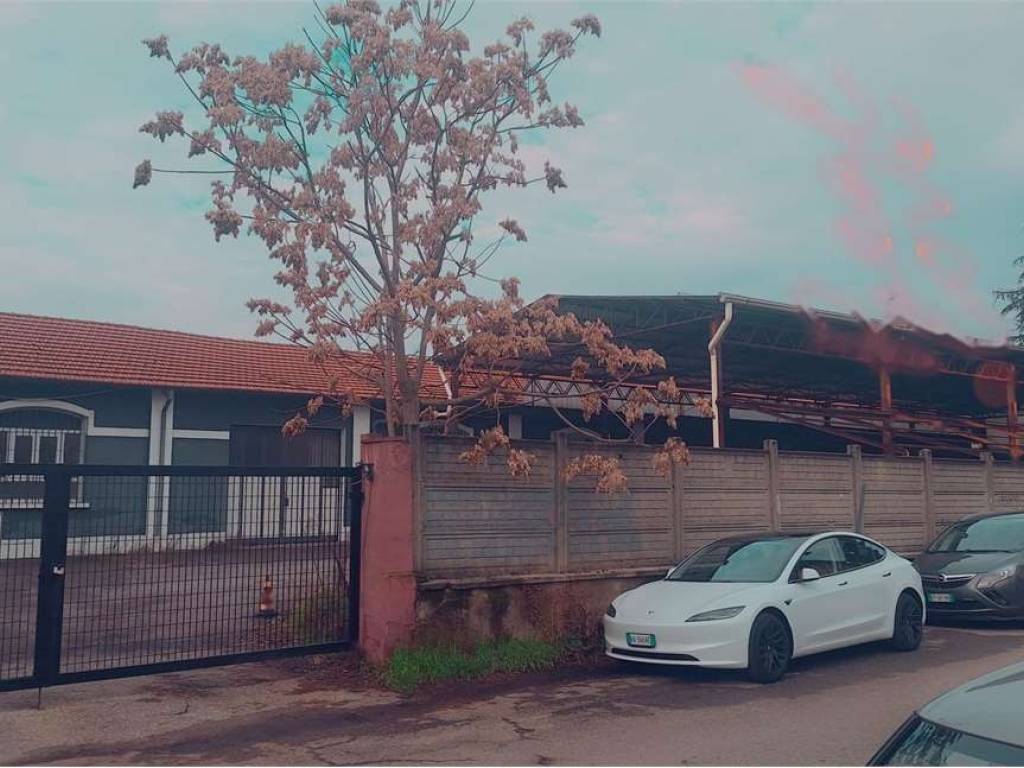 locale commerciale in vendita a Seregno