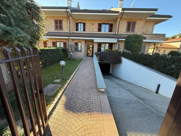 casa indipendente in vendita a Seregno