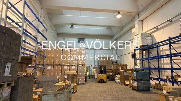 locale commerciale in vendita a Seregno