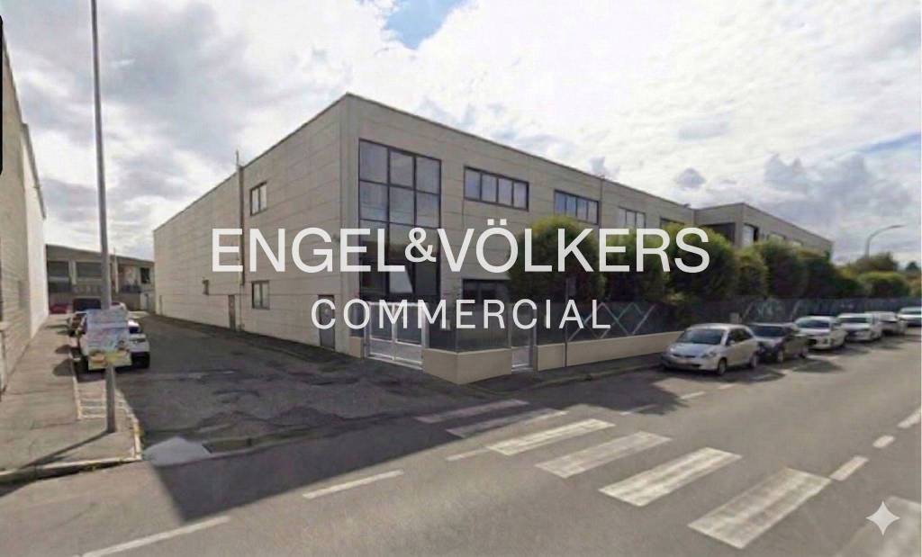 locale commerciale in vendita a Seregno