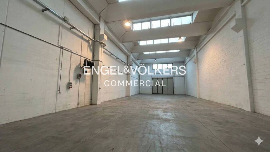 locale commerciale in vendita a Seregno