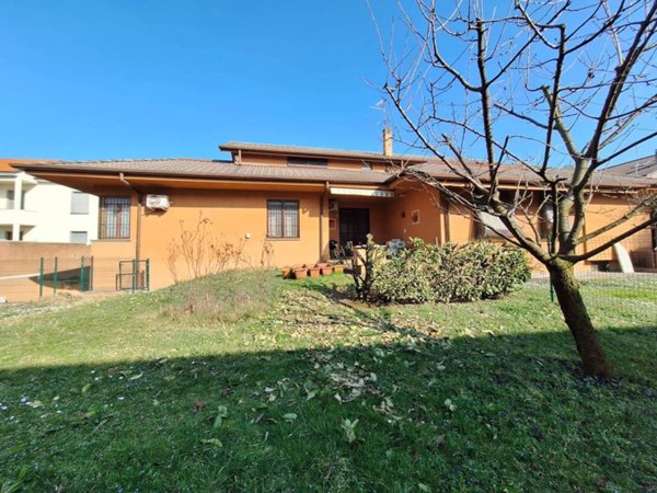 casa indipendente in vendita a Seregno