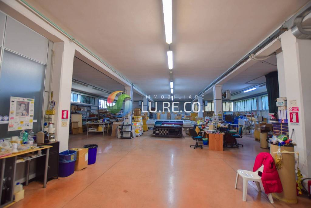 locale commerciale in vendita a Seregno